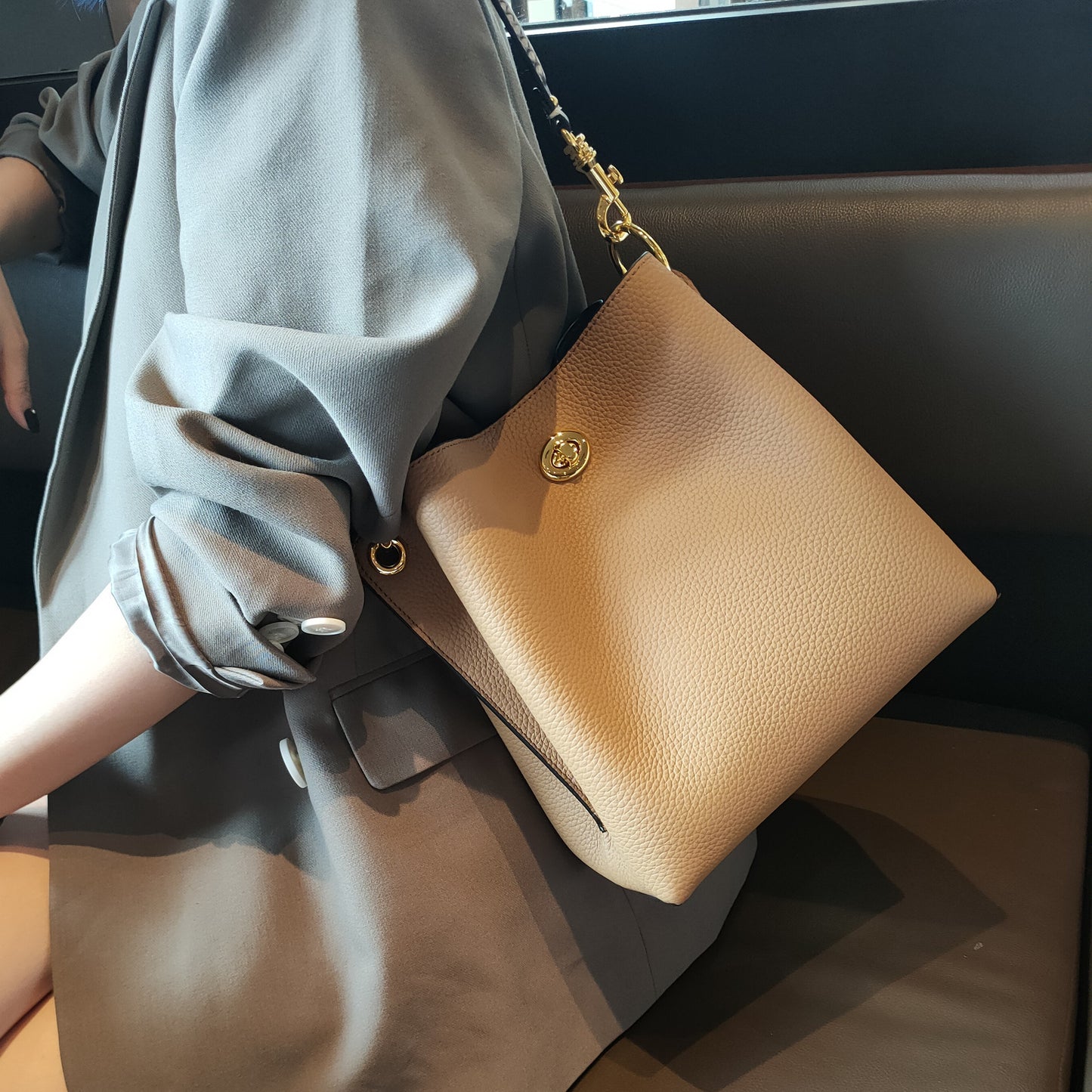 Women's Simple Textured Fashion Cowhide Commuter Bags