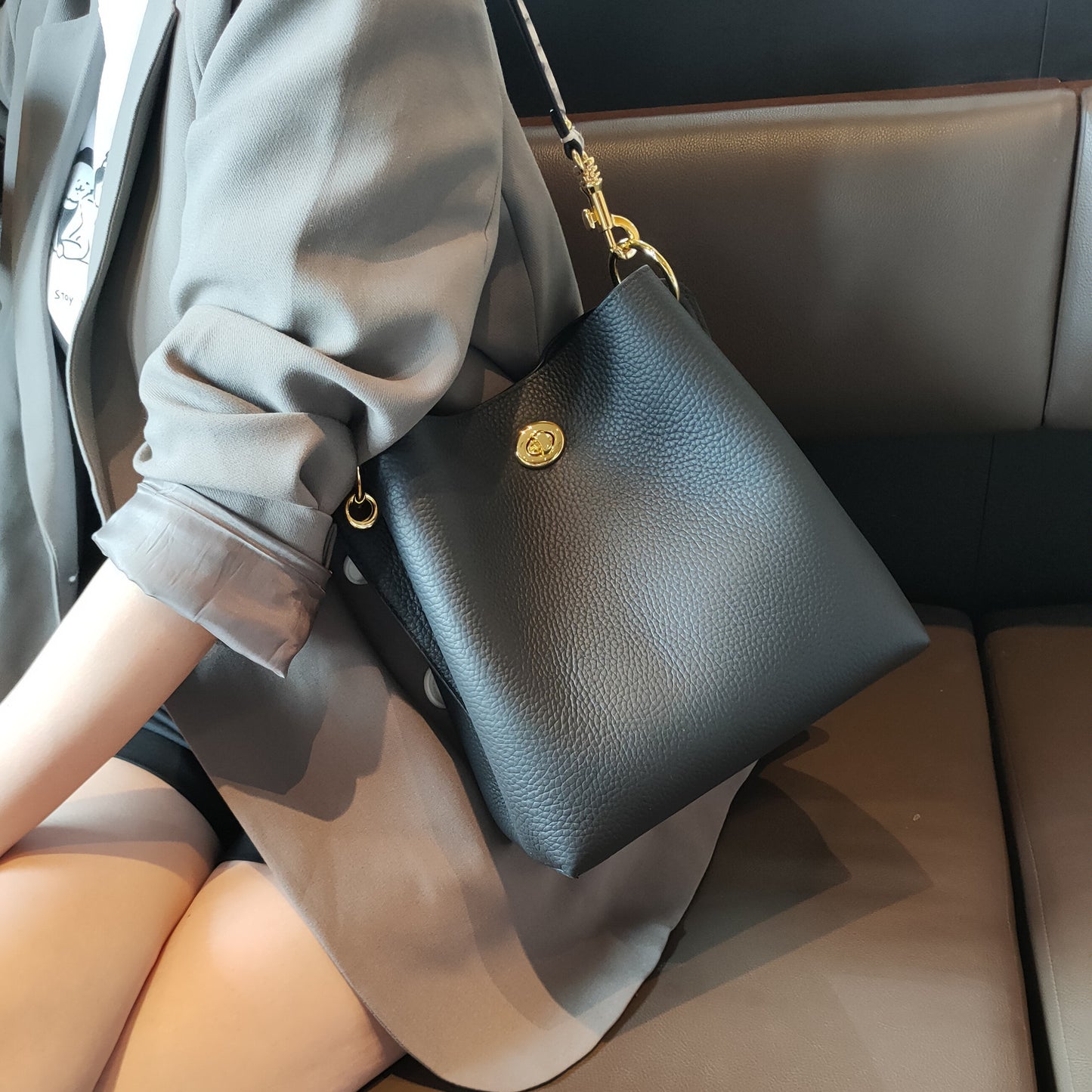 Women's Simple Textured Fashion Cowhide Commuter Bags