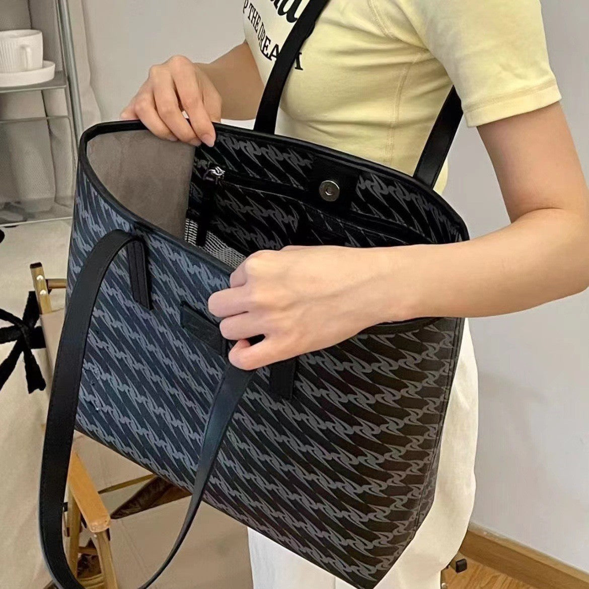 Women's Truffle Large Capacity Commuting Niche High Shoulder Bags