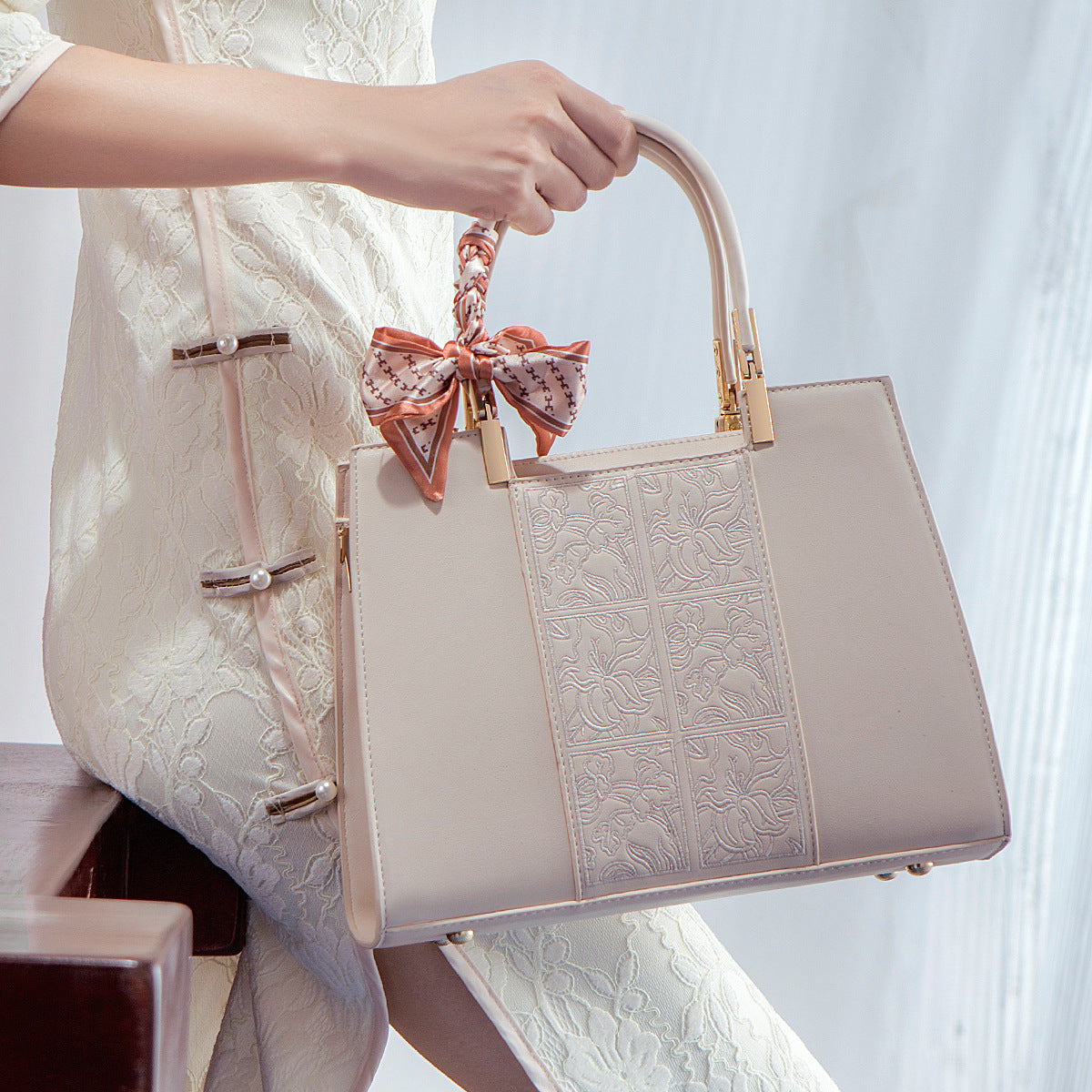 Women's Mother's Day Gift Embroidery Chinese Style Large Capacity Portable Handbags