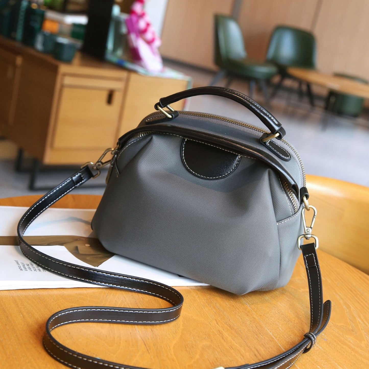 Women's Large Capacity Color Contrasting Shells Fashion Shoulder Bags