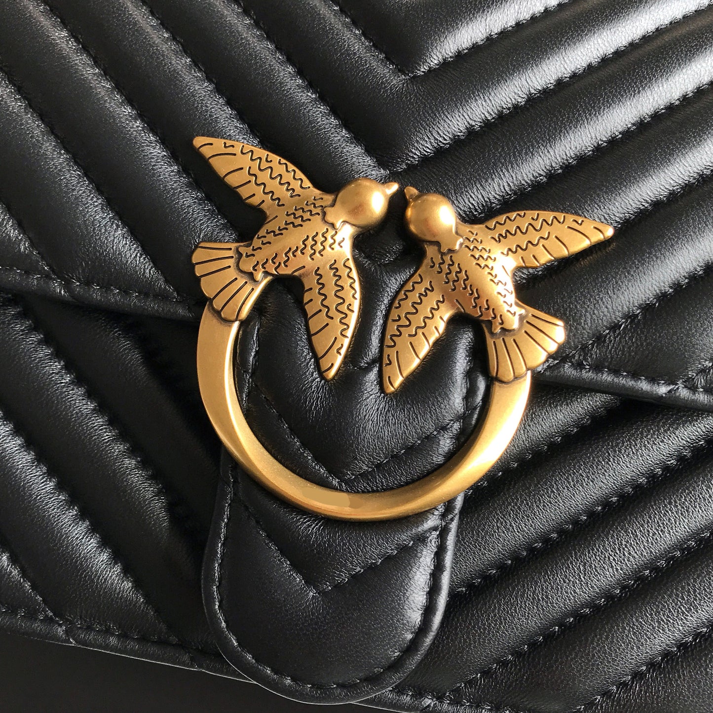 Women's Quality Swallow Genuine Leather V Pattern Bags