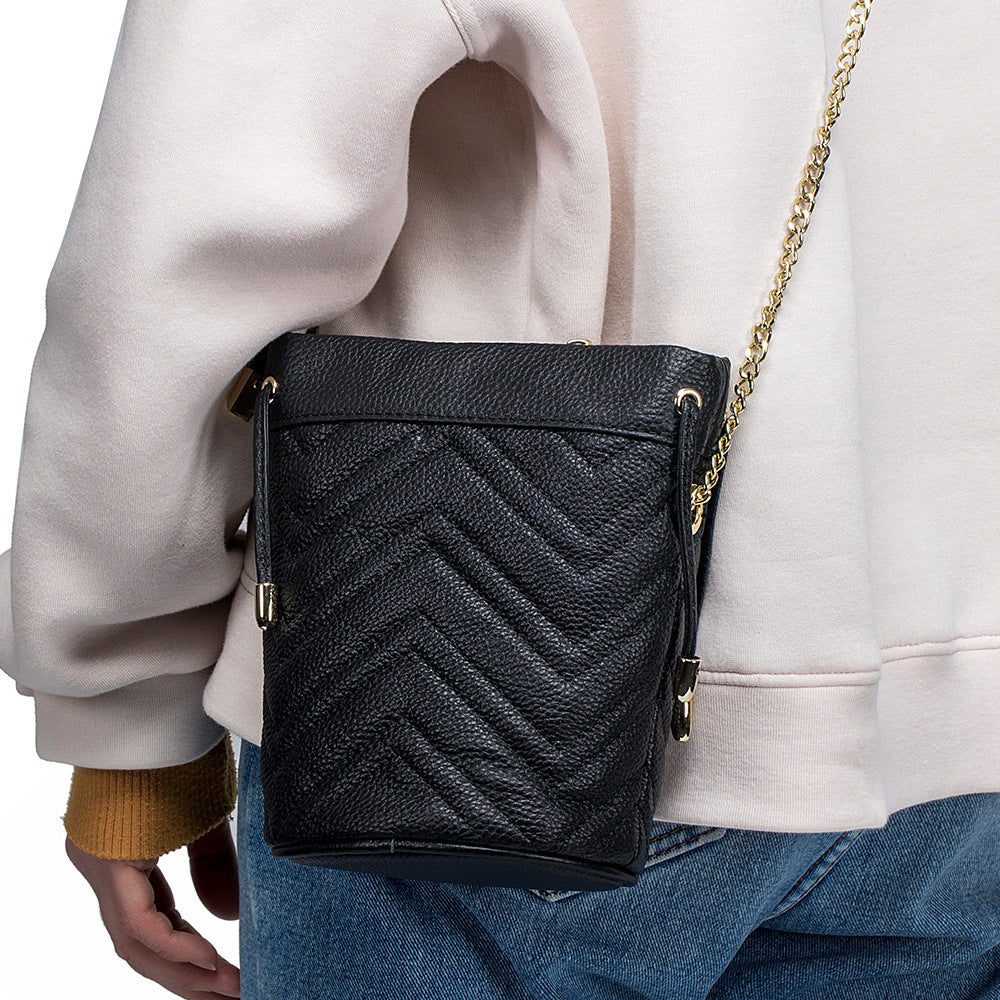 Women's Layer Cowhide Fashion Chain Leather Striped Embroidery Thread One Bags