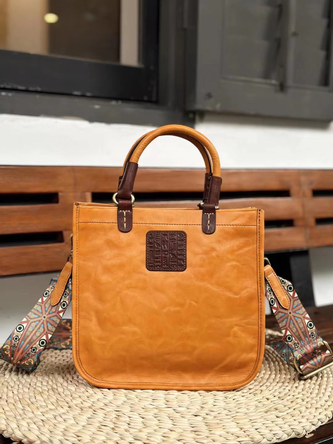 Women's Pattern Retro Handmade Vegetable Tanned Leather First Layer Shoulder Bags
