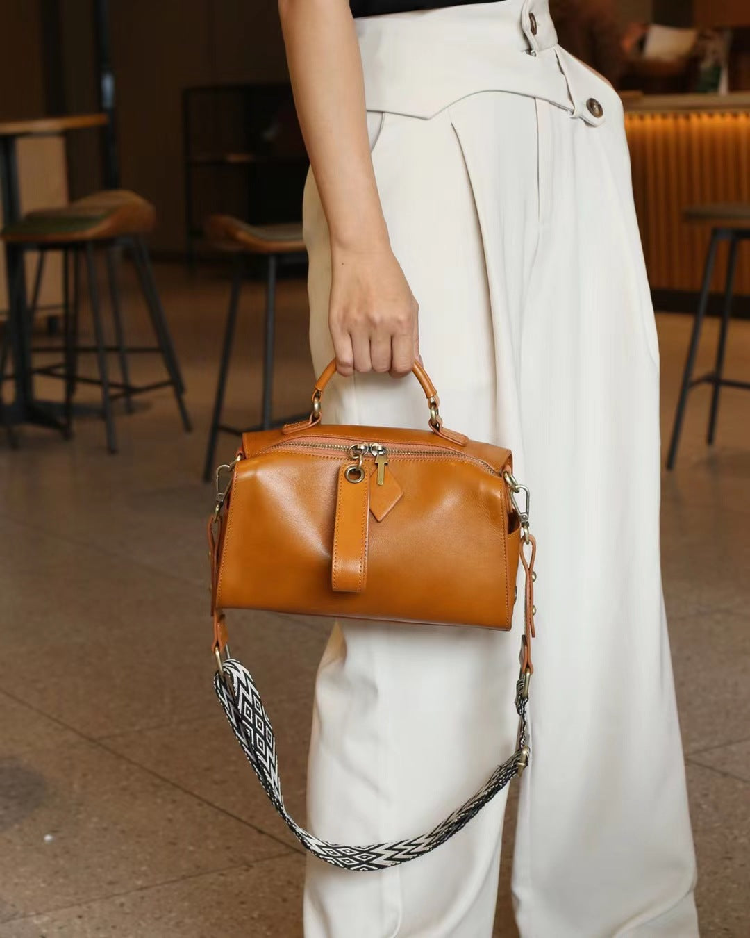 Women's First Layer Cowhide Retro Vegetable Tanning Handbags