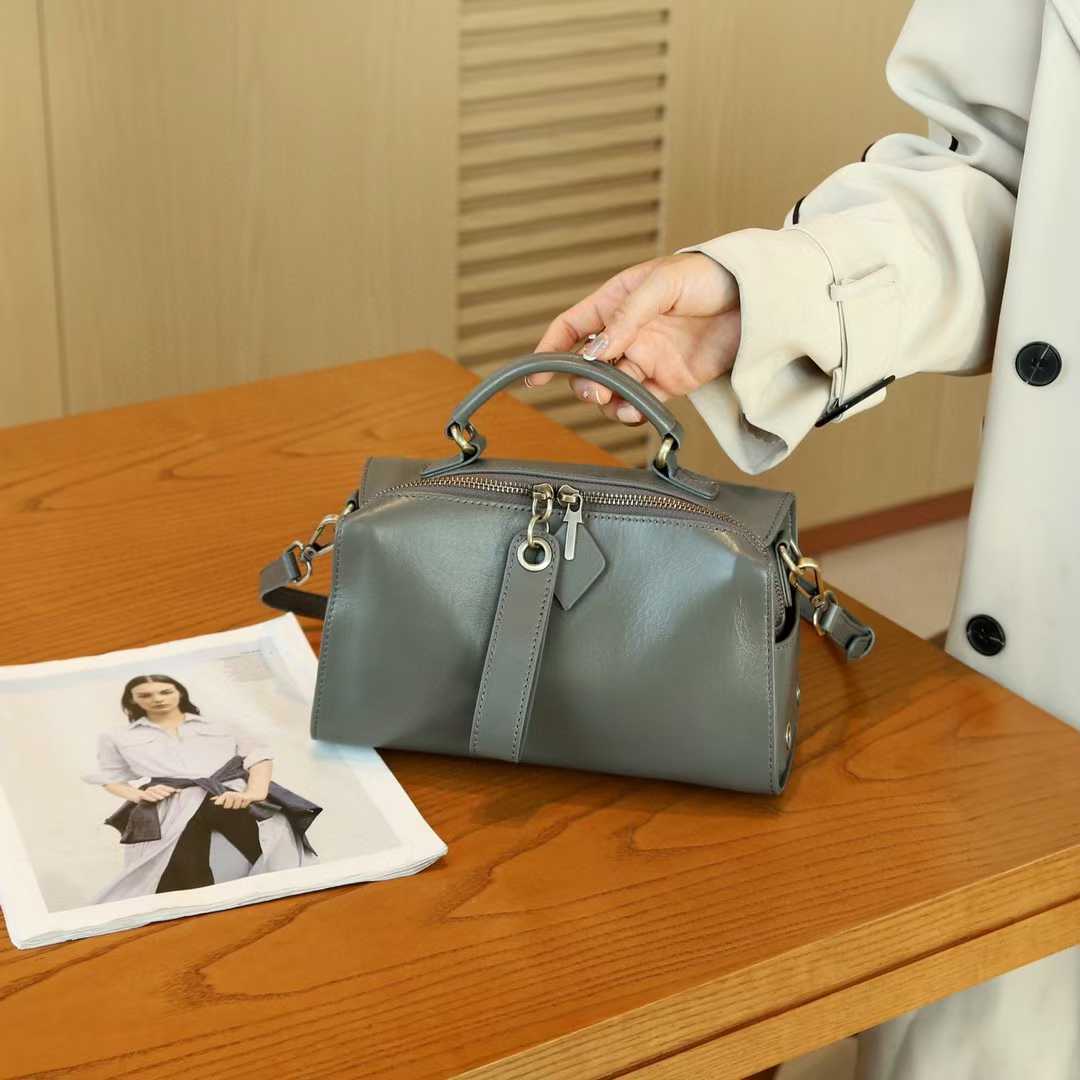 Women's First Layer Cowhide Retro Vegetable Tanning Handbags