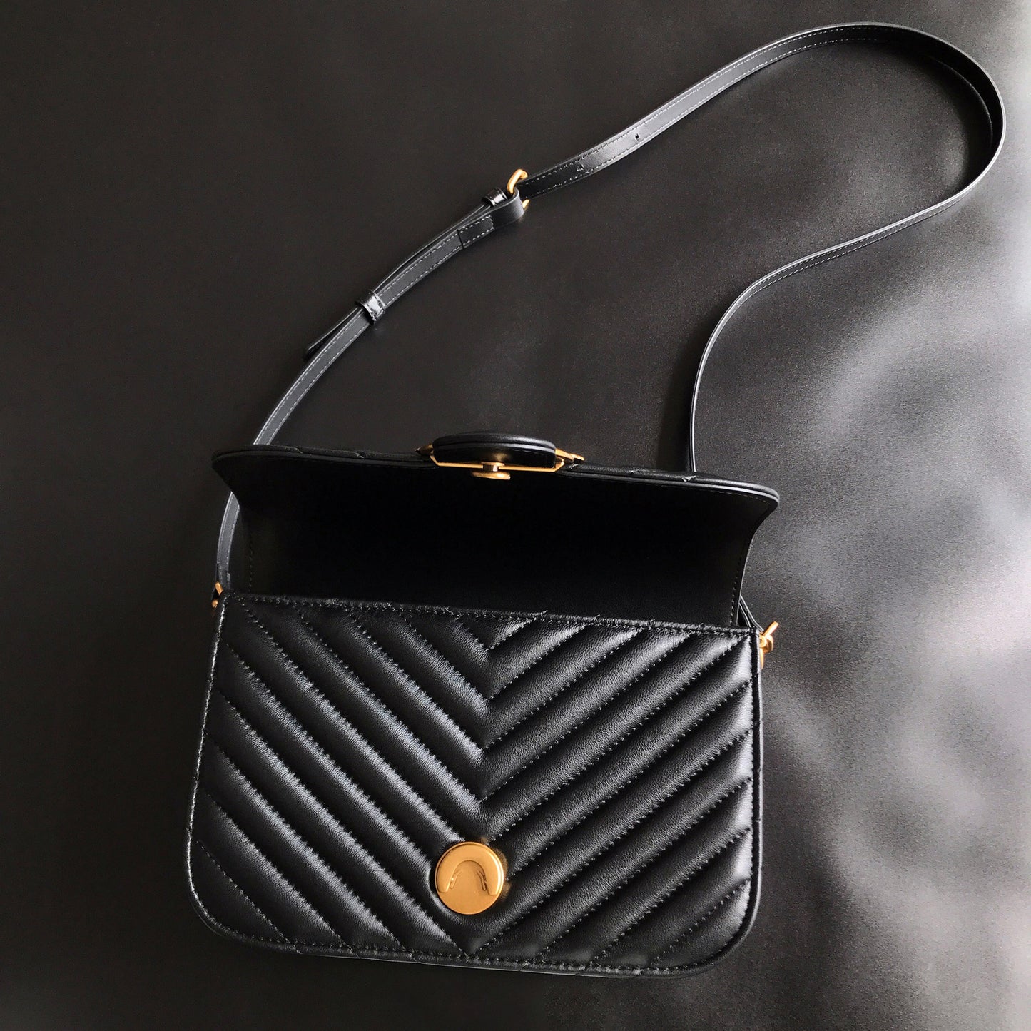 Women's Quality Swallow Genuine Leather V Pattern Bags