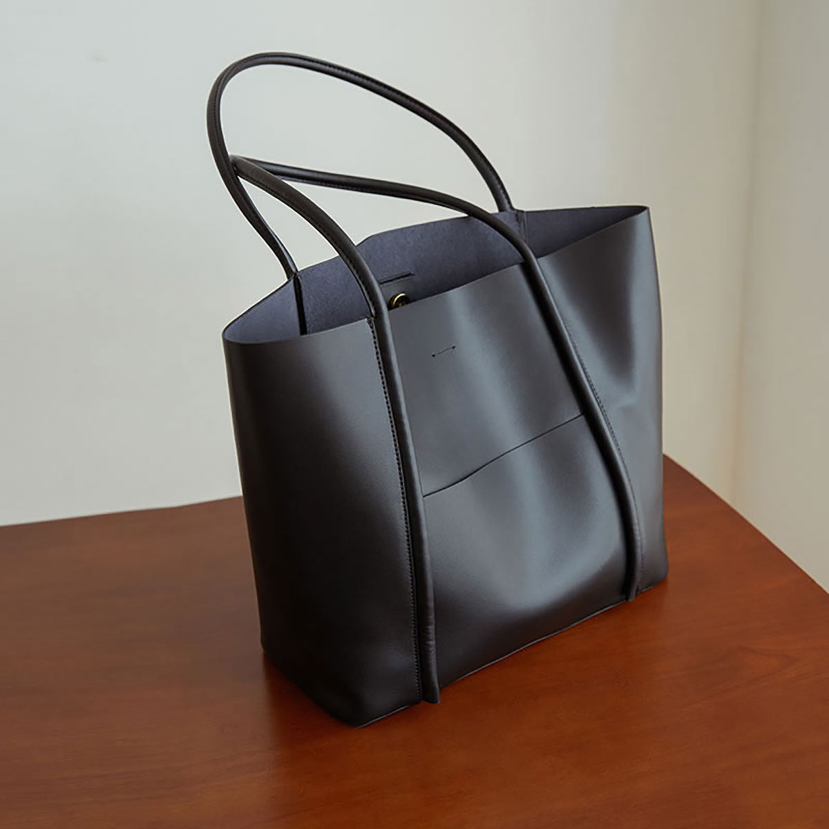 Women's Genuine Leather Cowhide Commuter Large Capacity Tote Bags
