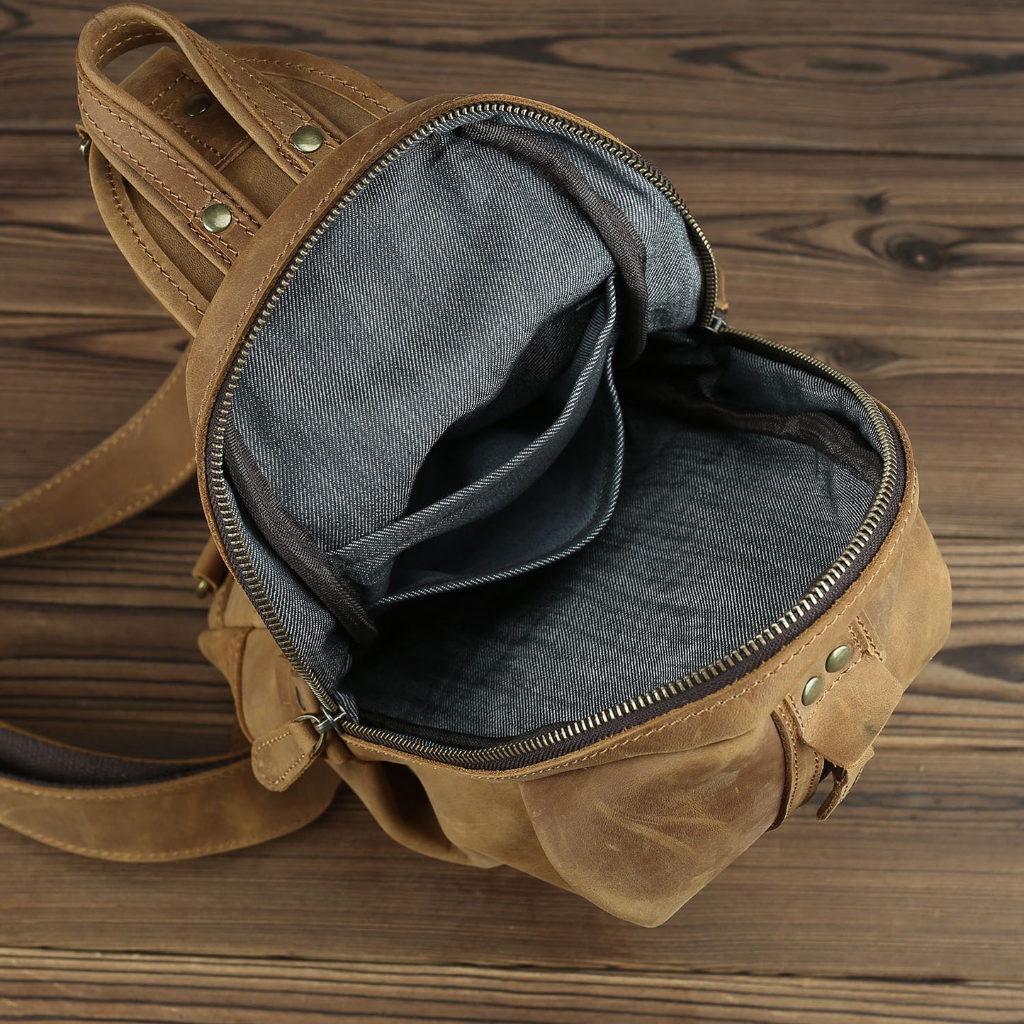 Men's Large Capacity First Layer Cowhide Retro Men's Chest Bags