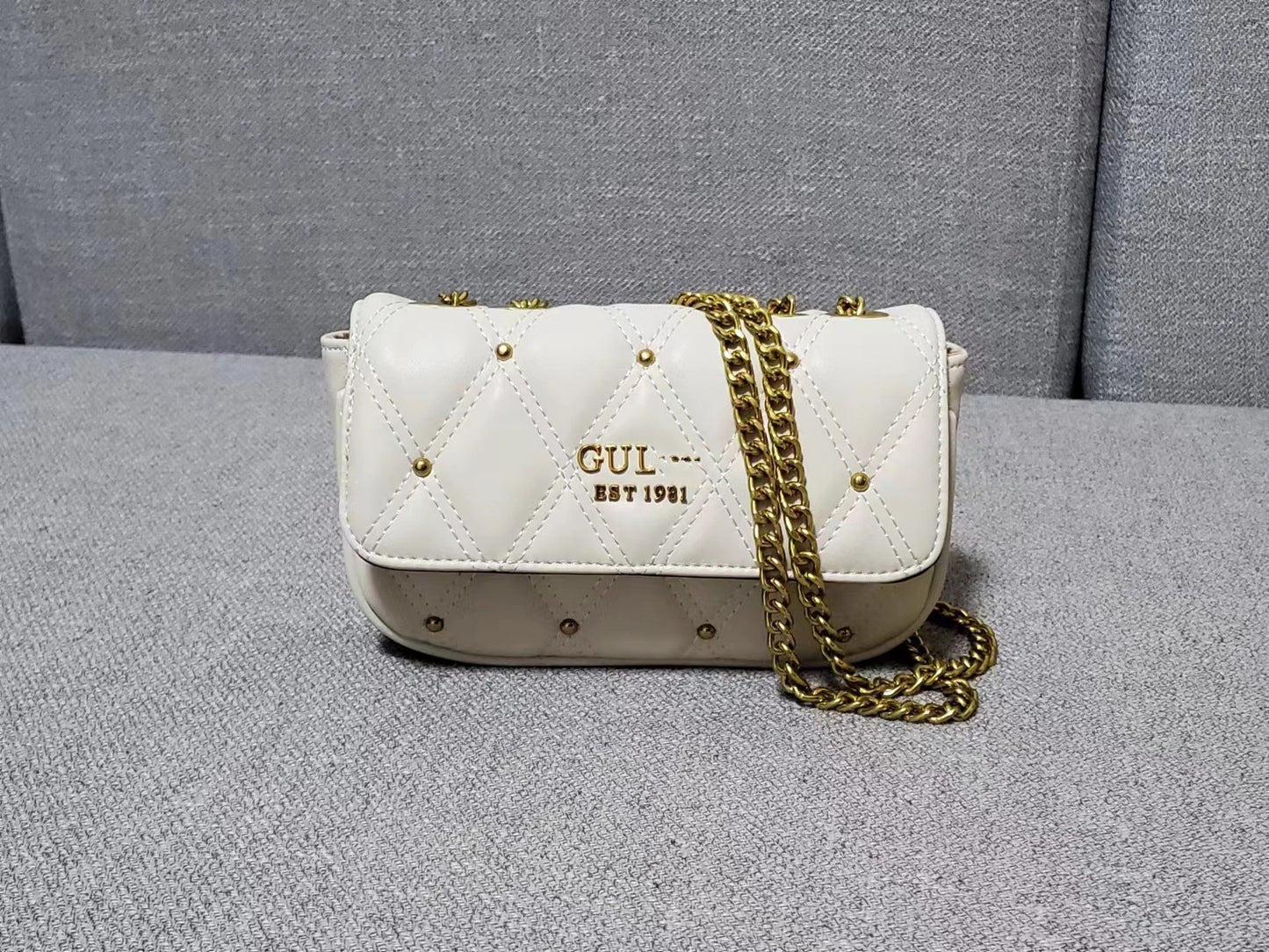Women's Solid Color Simple Rhombus Cover Rivet Shoulder Bags