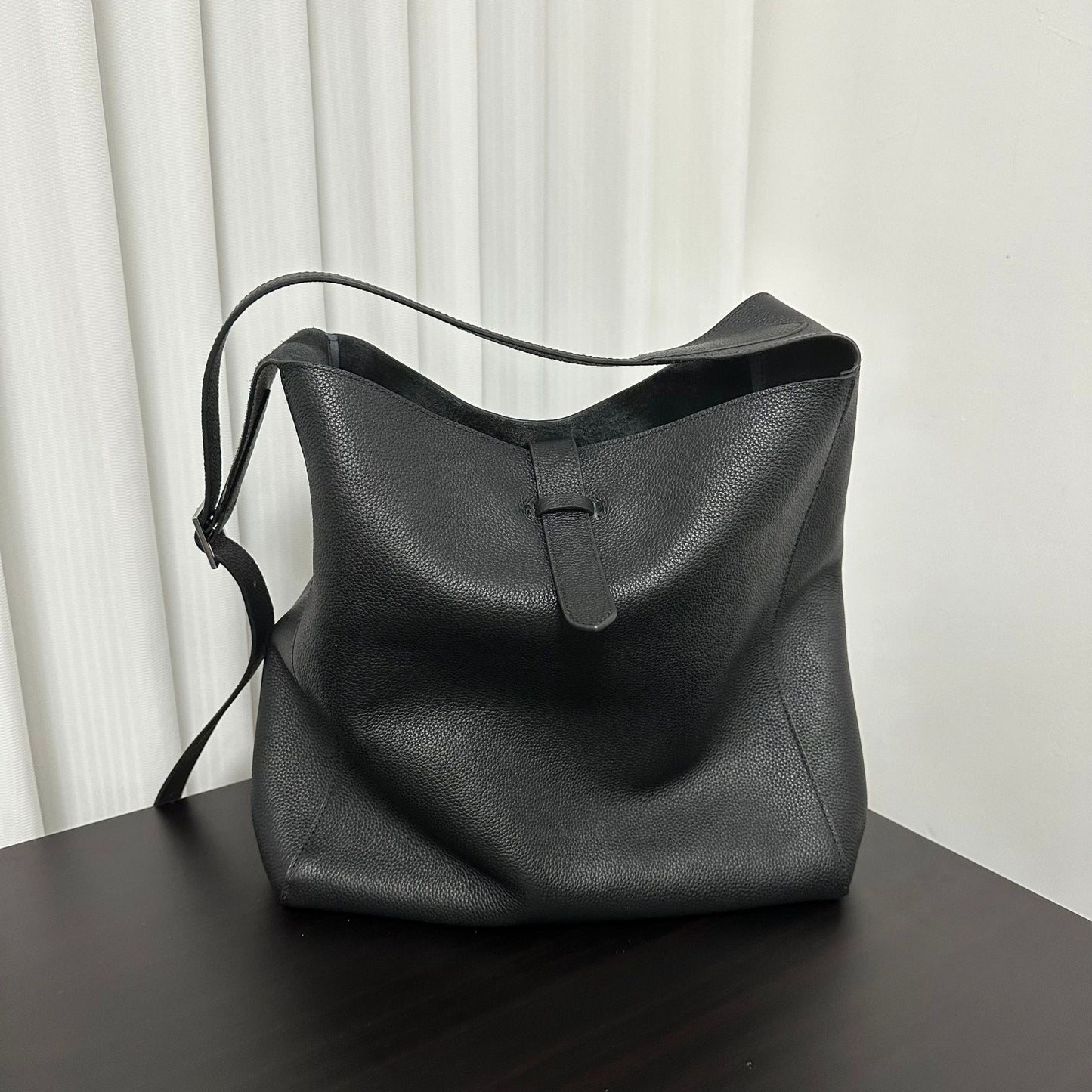 Women's Leather Black Large Minimalist Style Low-key Underarm Bucket Bags
