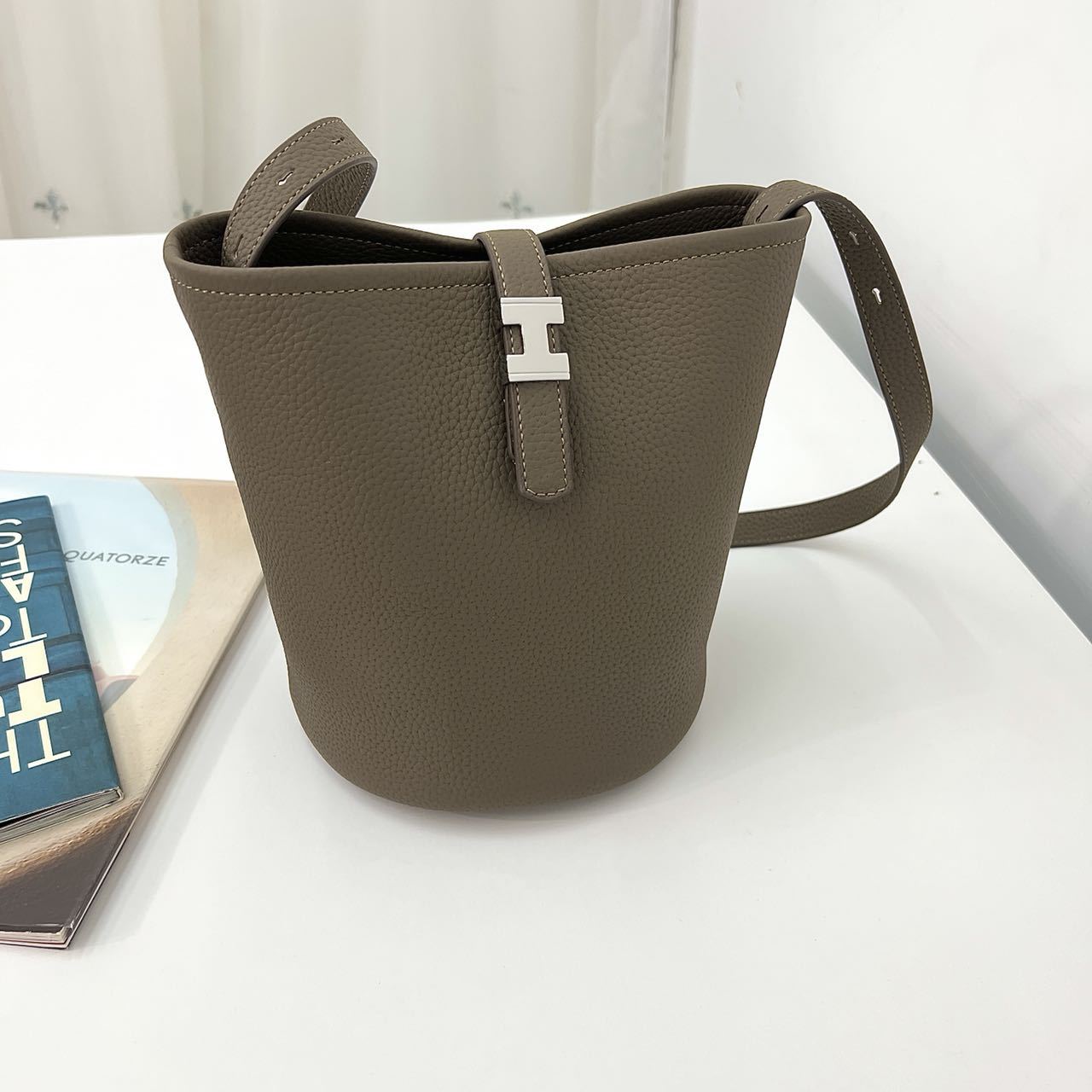 Cool Women's Creative Minority Fashion Commute Bags