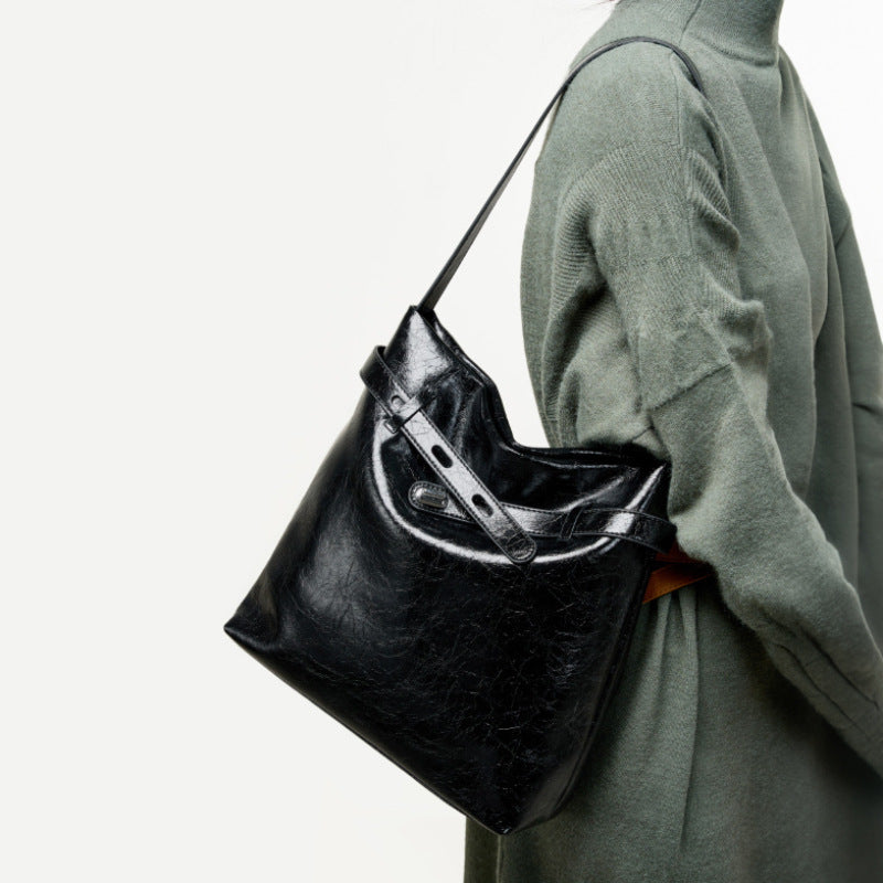 Women's Leather Oil Wax Large Capacity Commuter Crossbody Bags