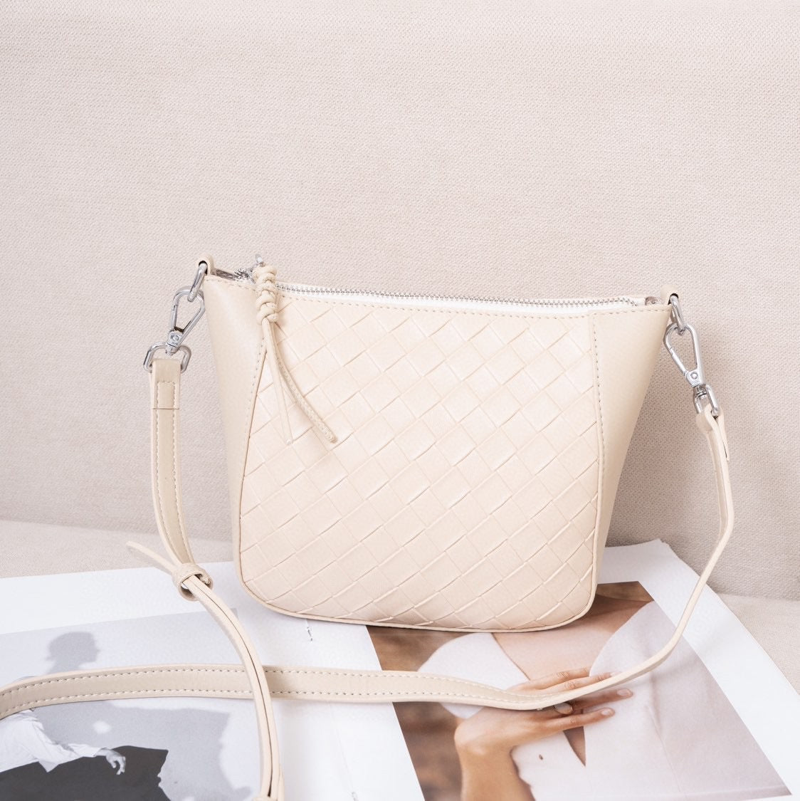 Women's Simple Practical Soft Pressure Woven Pattern Shoulder Bags