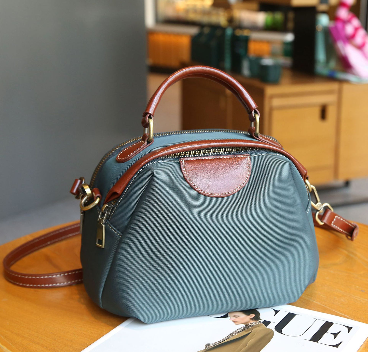 Women's Large Capacity Color Contrasting Shells Fashion Shoulder Bags