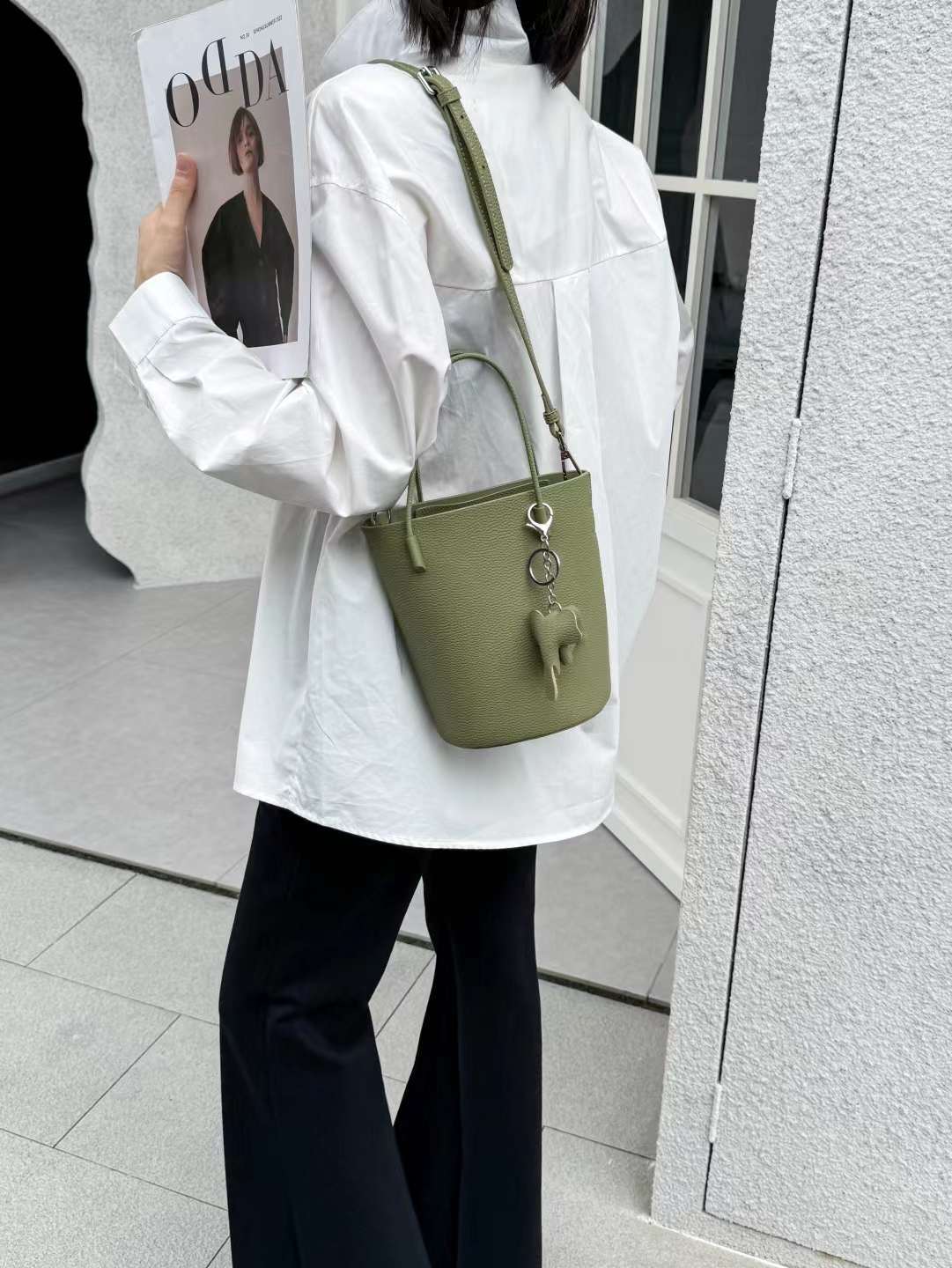 Women's First Layer Cowhide Retro Packet Style Bucket Bags