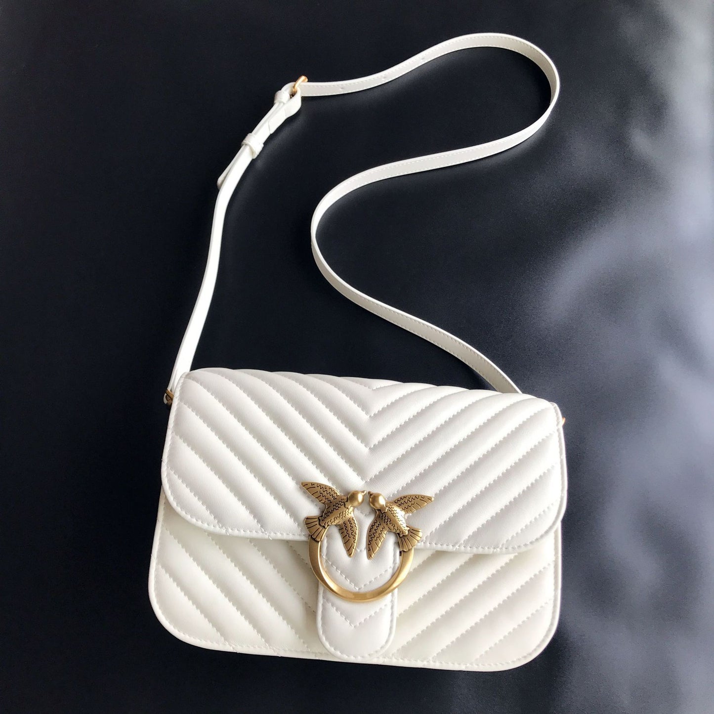 Women's Quality Swallow Genuine Leather V Pattern Bags