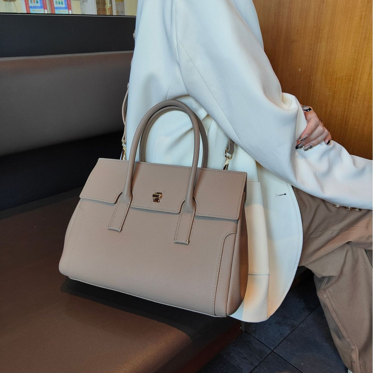 Women's High-grade Large Capacity Commuter First Layer Handbags
