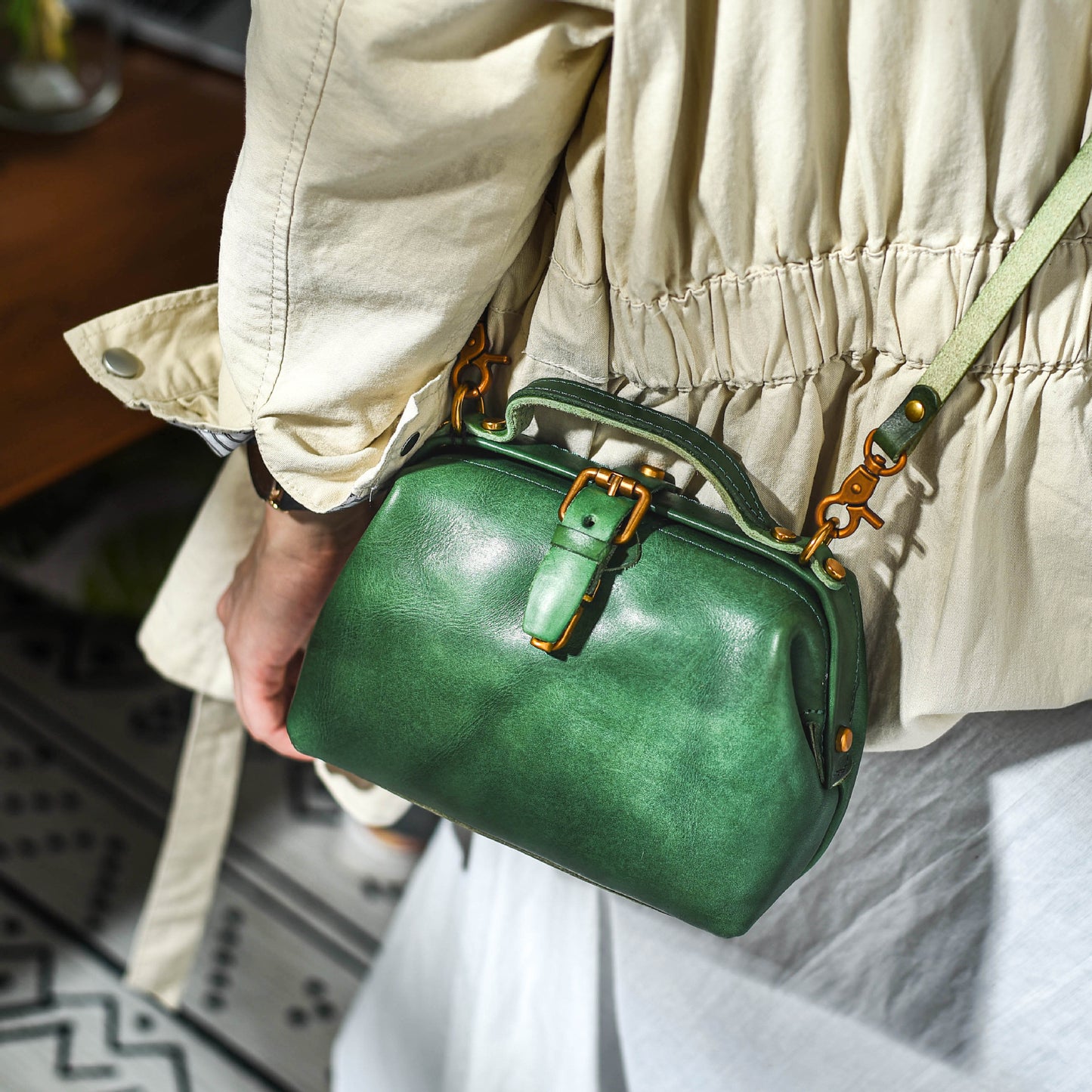 Women's Leather Retro Gold Mouth Doctor Art Bags
