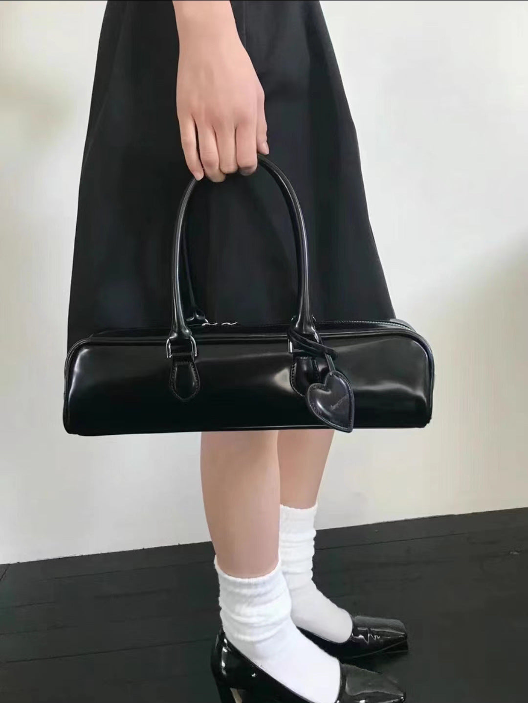 Niche Love Baguette Retro High-grade Patent Leather Shoulder Bags