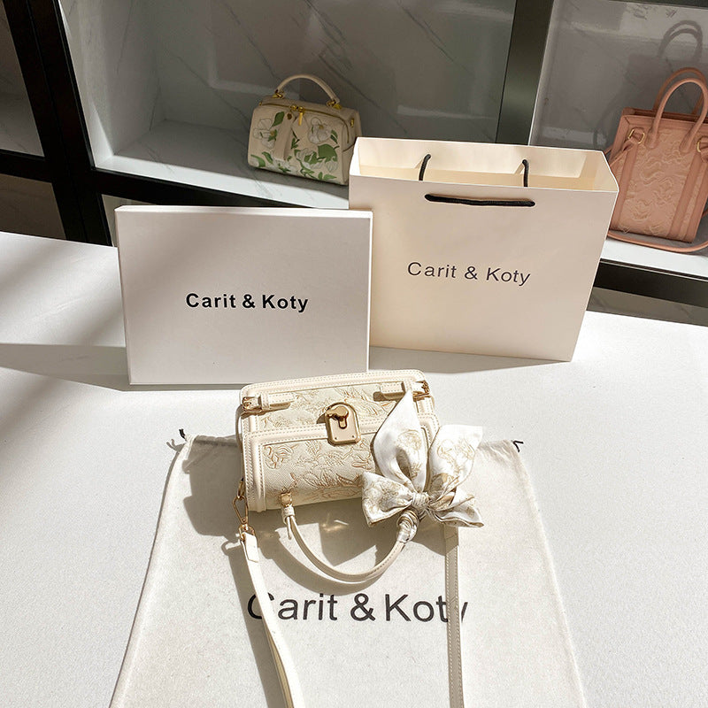 Attractive High-grade Silk Niche Embroidery Commuter Small Square Bags