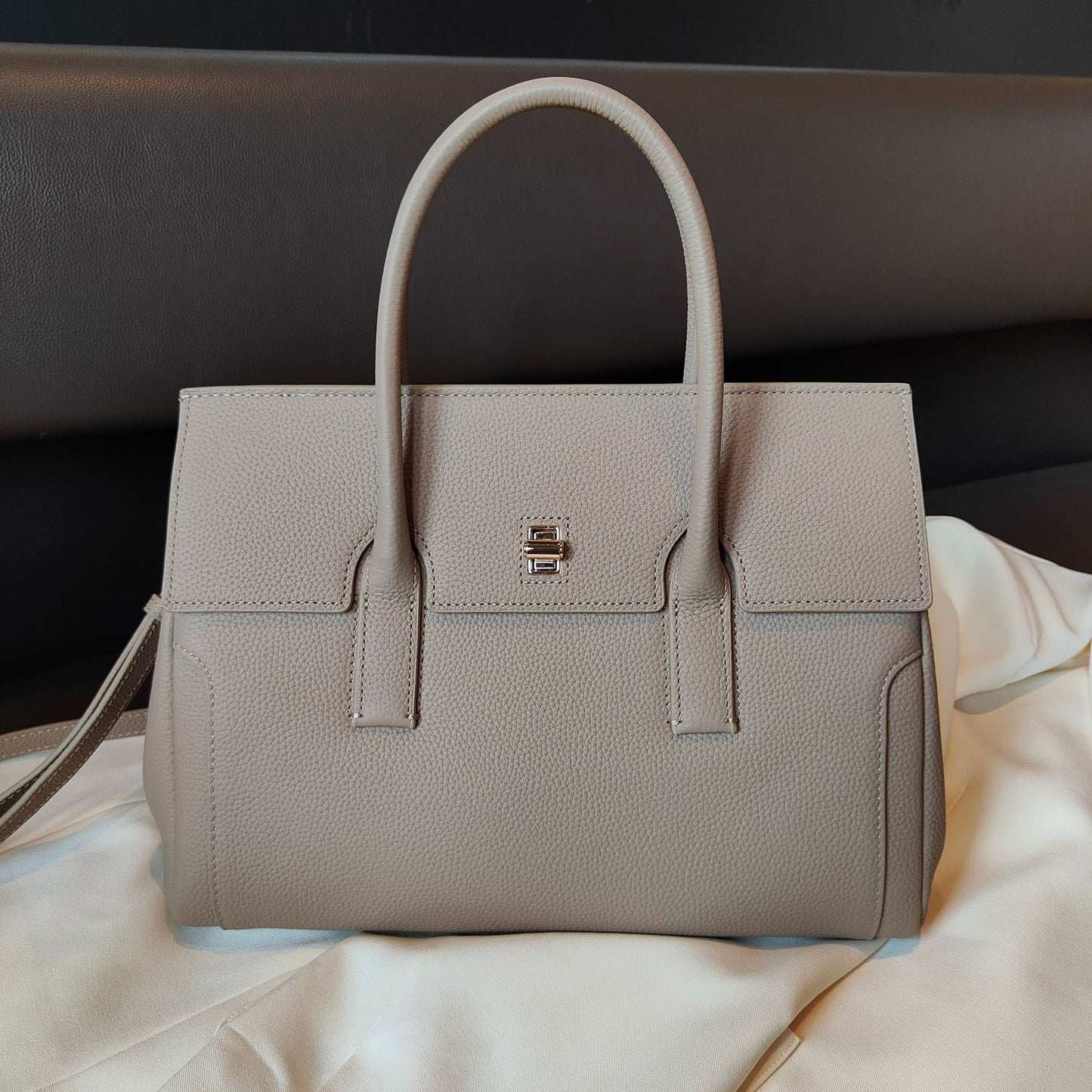 Women's High-grade Large Capacity Commuter First Layer Handbags