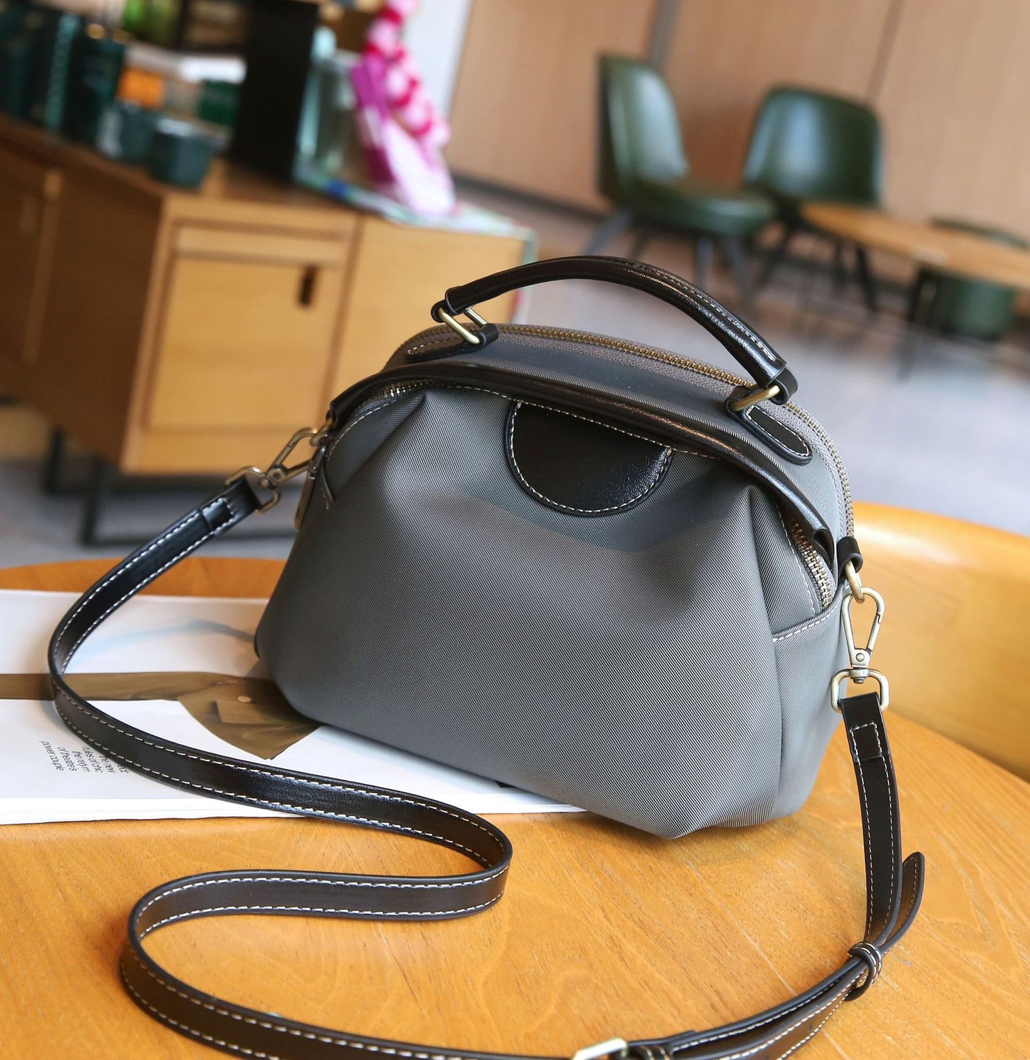 Women's Large Capacity Color Contrasting Shells Fashion Shoulder Bags