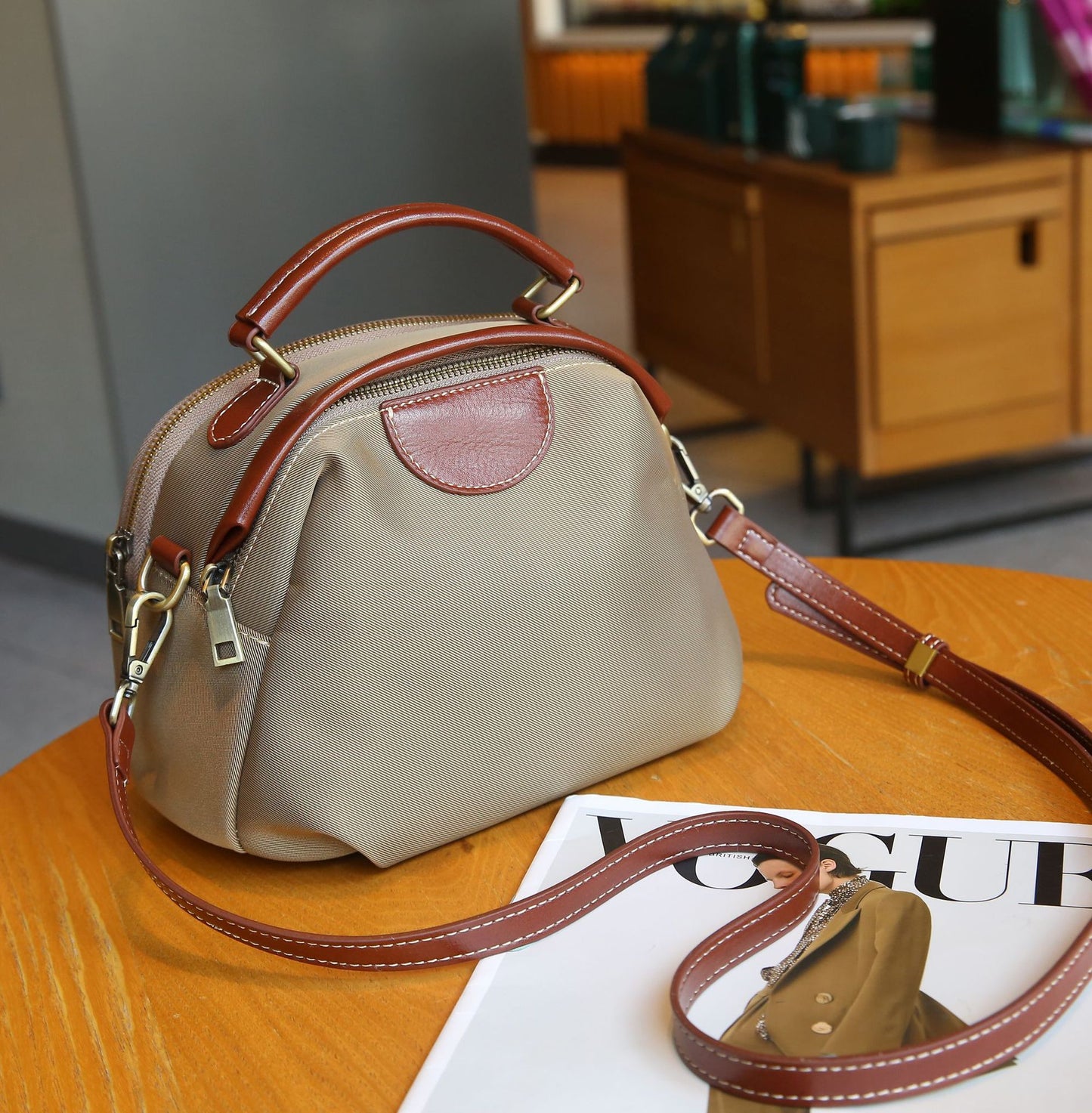 Women's Large Capacity Color Contrasting Shells Fashion Shoulder Bags