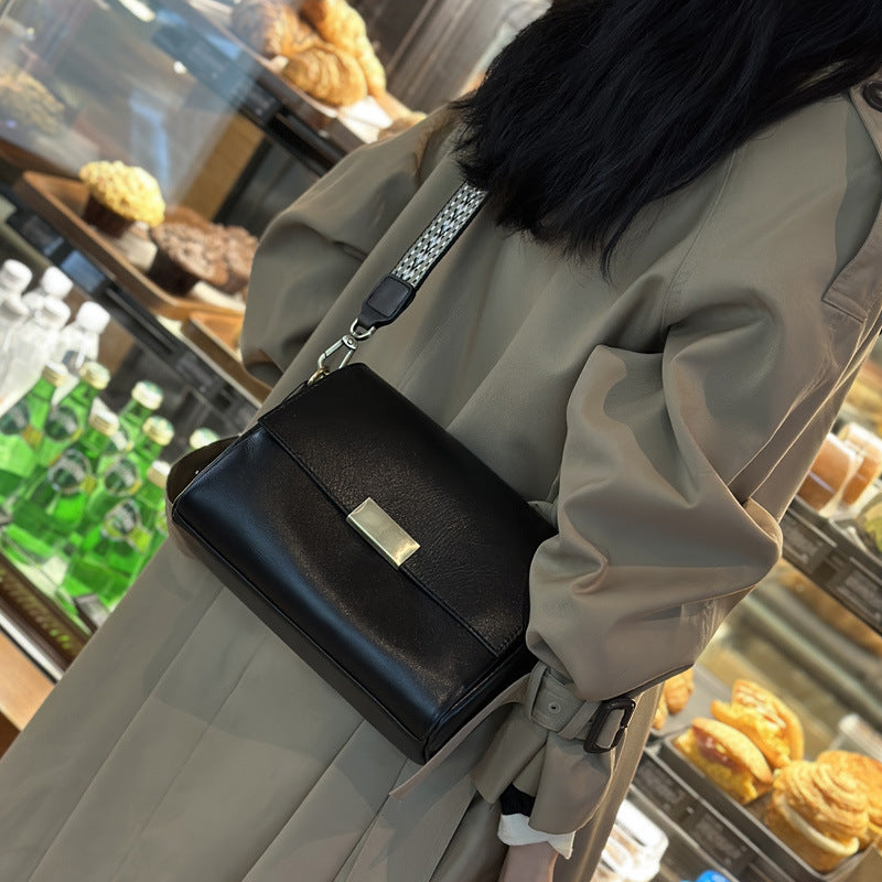 Women's Underarm Fashion Retro Sense Niche Leather Handbags