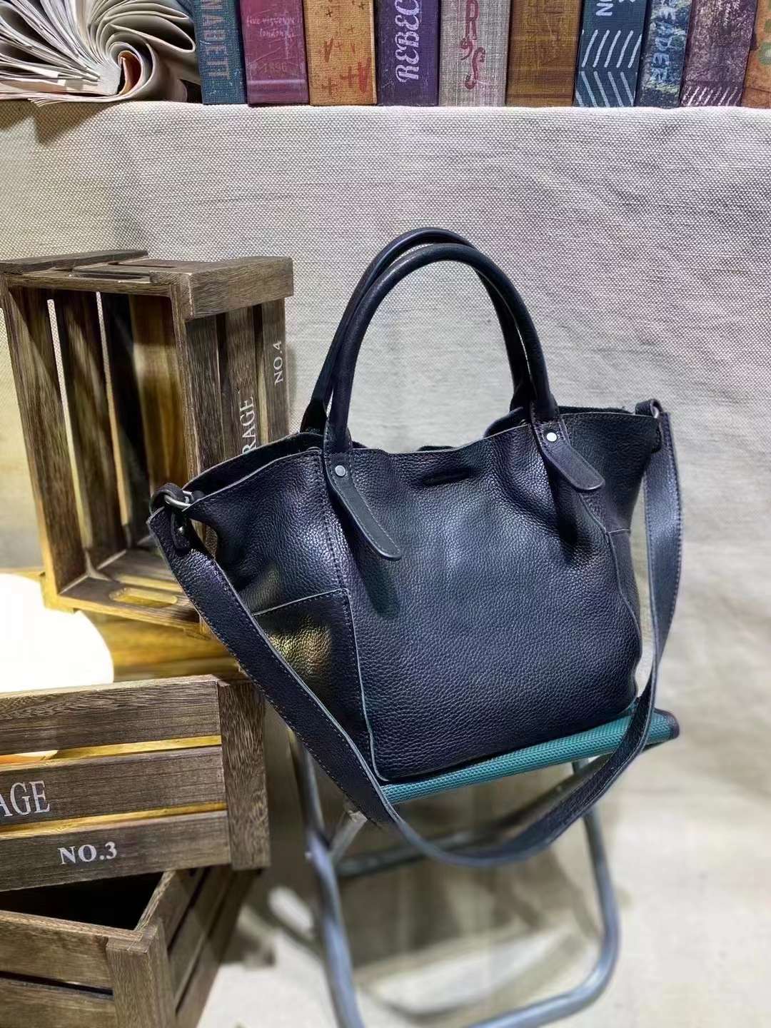 Women's Large Capacity Retro Fashion Easy Matching Handbags