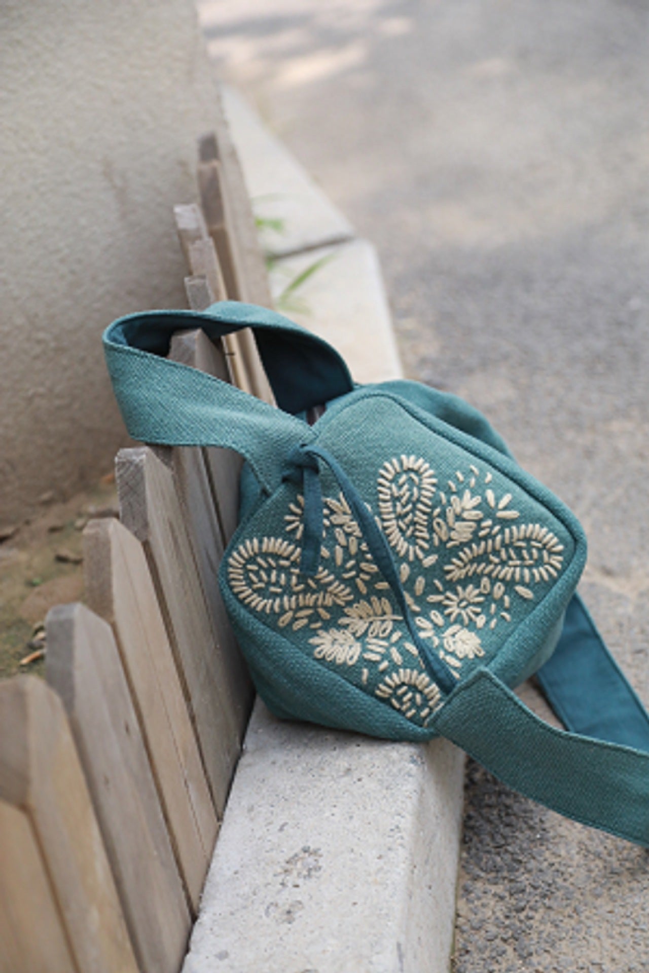 Women's Linen Handmade Embroidery Ethnic Style Canvas Shoulder Bags