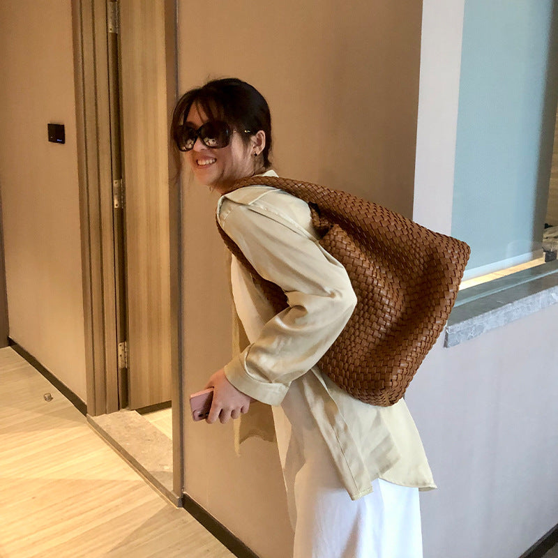Capacity Hand-woven Female Fashion Simple Hand Bucket Bags